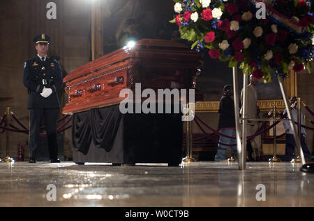 Der Sarg mit den sterblichen Überresten der bürgerlichen Rechte Symbol Rosa Parks liegt auf Anzeige im Rundbau Kapitol in Washington am Okt. 30, 2005. Parks, der in Detroit am Montag starb im Alter von 92, in Ehre lag bis Dienstag Nachmittag. (UPI Foto/Kevin Dietsch) Stockfoto