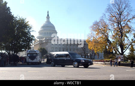 Der Leichenwagen, die den Körper von Rosa Parks, und ein 50er Nachbau des berühmten Bus, in dem Parks weigerte sich, Ihren Sitzplatz einem weißen Mann zu geben, dem US Capitol nach einer 15-stündigen Public Viewing in Washington am Okt. 31, 2005 Blätter. Parks, die letzten Montag im Alter von 92 Jahren starb, ist die erste Frau und die zweite Afrikaner in Ehre im Capitol Rotunde zu liegen. (UPI Foto/Kevin Dietsch) Stockfoto