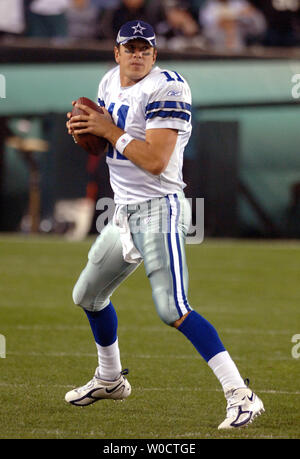 Dallas Cowboys Quarterback Drew Bledsoe Warm-up vor Beginn der Cowboys' Spiel gegen die Philadelphia Eagles, am Lincoln Financial Field in Philadelphia, PA, 14. November 2005. (UPI Foto/Kevin Dietsch) Stockfoto