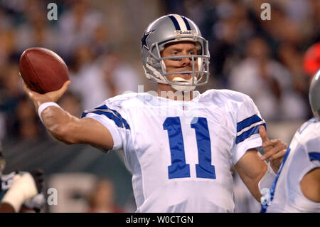 Dallas Cowboys Quarterback Drew Bledsoe (11) sieht gegen die Philadelphia Eagles, Im ersten Quartal am Lincoln Financial Field in Philadelphia, PA, 14. November 2005 übergeben werden. (UPI Foto/Kevin Dietsch) Stockfoto