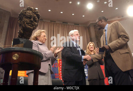 Eine Büste von Robert F. Kennedy wurde als 2005 Robert F. Kennedy Human Rights Award zu Stephen Bradberry auf 80. Der RFK Geburtstag auf dem Capitol Hill in Washington am 16. November 2005. Bradberry führt die New Orleans Kapitel von Acorn (Association fo Organisationen für die Reform jetzt), Helfen das benachteiligte Seit vor Hurrikan Katrina die Stadt verwüstet. Von links sind Ethel Kennedy, der rfk Frau, Senator Edward Kennedy, D-Mass., der rfk Bruder, Kerry Kennedy, der Rfk-Tochter, und Bradberry. (UPI Foto/Roger L. Wollenberg) Stockfoto