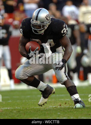 Die Oakland Raiders' zurück laufen LaMont Jordan rushes für kurze Gewinnen gegen die Washington Redskins, im vierten Quartal bei FedEx Field, in Landover, Md am 20. November 2005. Die Räuber besiegt die Redskins 16-13, ihre Heimat gewinnender Streifen Ende. (UPI Foto/Kevin Dietsch) Stockfoto