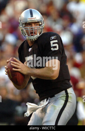 Die Oakland Raiders' Quarterback Kerry Collins (5) sieht gegen die Washington Redskins, im vierten Quartal, FedEx Field in Landover, Md am 20. November 2005. Die Räuber besiegt die Redskins 16-13, ein Ende der Streifen. (UPI Foto/Kevin Dietsch) Stockfoto