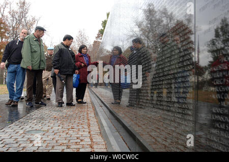 Mitglieder der Veteranen für den Frieden und die Veteranen der Vietnam Krieg der Vietnam Veterans Memorial, während einer Kampagne Veranstaltung mit Opfern von Agent Orange Exposition, eine Entwaldung Chemikalie im Vietnamkrieg eingesetzt, in Washington am 28. November 2005. Agent Orange hat angeblich über 3 Millionen Menschen weltweit betroffen, wodurch Caner, Geburtsschäden, psychische Erkrankungen und anderen Krankheiten. Dies war Teil einer 10 city tour Bewusstsein, die angeblich durch die chemische Betroffenen zu bringen. (UPI Foto/Kevin Dietsch) Stockfoto