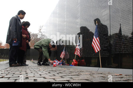 Mitglieder der Veteranen für den Frieden und Vietnam Veteranen verlassen ein Andenken an der Vietnam War Memorial, während einer Kampagne Veranstaltung mit Opfern von Agent Orange Exposition, eine Entwaldung Chemikalie im Vietnamkrieg eingesetzt, in Washington am 28. November 2005. Agent Orange hat angeblich über 3 Millionen Menschen weltweit betroffen, wodurch Caner, Geburtsschäden, psychische Erkrankungen und anderen Krankheiten. Dies war Teil einer 10 city tour Bewusstsein, die angeblich durch die chemische Betroffenen zu bringen. (UPI Foto/Kevin Dietsch) Stockfoto