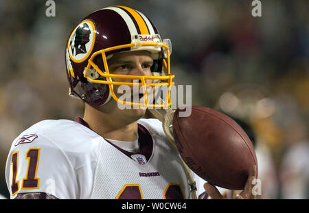 Washington Redskins Quarterback Patrick Ramsey (11) wartet an der Seitenlinie gegen die Philadelphia Eagles am FedEx Feld in Landover, Md am 6. November 2005. (UPI Foto/Kevin Dietsch) Stockfoto