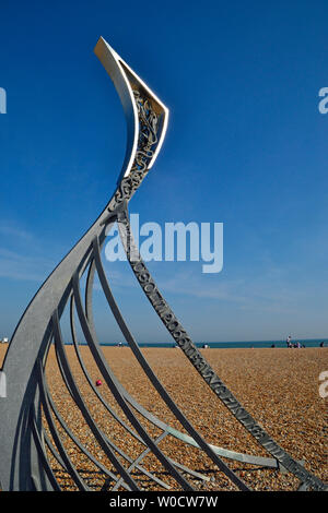 Die Landung Skulptur von Leigh Dyer, das Bild von einem normannischen Longboat begraben in die Kieselsteine am Strand von Hastings, East Sussex, Großbritannien Stockfoto