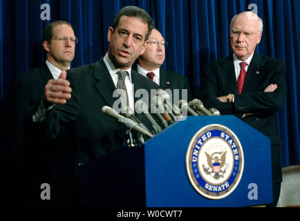 Senator Russell Feingold (D-WI) spricht neben, von links, Sen. John Sununu (R-NH), Sen Ken Salazar (D-CO) und Senator Patrick Leahy (D-VT) auf einer Pressekonferenz auf dem Senate Ablehnung eines Teils der Patriot Act, in Washington am 16. Dezember 2005. Der Senat wies auf Teile des Patriot Act erneut aktivieren, nachdem Sie für die Verletzung auf Amerika Privatsphäre kritisiert wurde. (UPI Foto/Kevin Dietsch) Stockfoto