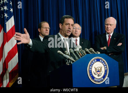 Senator Russell Feingold (D-WI) spricht neben, von links, Sen. John Sununu (R-NH), Sen Ken Salazar (D-CO) und Senator Patrick Leahy (D-VT) auf einer Pressekonferenz auf dem Senate Ablehnung eines Teils der Patriot Act, in Washington am 16. Dezember 2005. Der Senat wies auf Teile des Patriot Act erneut aktivieren, nachdem Sie für die Verletzung auf Amerika Privatsphäre kritisiert wurde. (UPI Foto/Kevin Dietsch) Stockfoto