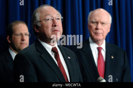 Sen Ken Salazar (D-CO) spricht neben Senator John Sununu (R-NH) (L) und Senator Patrick Leahy (D-VT) (R) auf einer Pressekonferenz auf dem Senate Ablehnung eines Teils der Patriot Act, in Washington am 16. Dezember 2005. Der Senat wies auf Teile des Patriot Act erneut aktivieren, nachdem Sie für die Verletzung auf Amerika Privatsphäre kritisiert wurde. (UPI Foto/Kevin Dietsch) Stockfoto