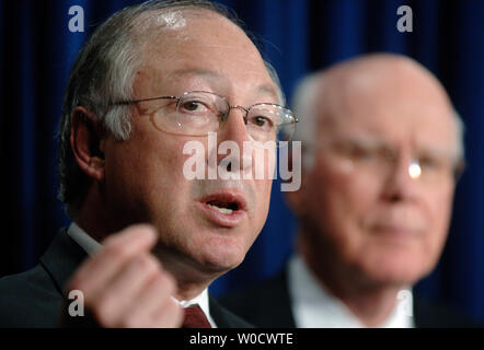 Sen Ken Salazar (D-CO) spricht neben Senator Patrick Leahy (D-VT) (R) auf einer Pressekonferenz auf dem Senate Ablehnung eines Teils der Patriot Act, in Washington am 16. Dezember 2005. Der Senat wies auf Teile des Patriot Act erneut aktivieren, nachdem Sie für die Verletzung auf Amerika Privatsphäre kritisiert wurde. (UPI Foto/Kevin Dietsch) Stockfoto