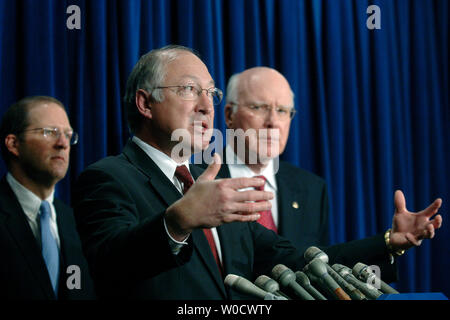 Sen Ken Salazar (D-CO) spricht neben Senator John Sununu (R-NH) (L) und Senator Patrick Leahy (D-VT) auf einer Pressekonferenz auf dem Senate Ablehnung eines Teils der Patriot Act, in Washington am 16. Dezember 2005. Der Senat wies auf Teile des Patriot Act erneut aktivieren, nachdem Sie für die Verletzung auf Amerika Privatsphäre kritisiert wurde. (UPI Foto/Kevin Dietsch) Stockfoto