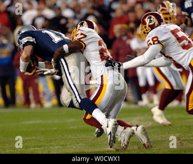 Dallas Cowboys Quarterback Drew Bledsoe ist sacked durch Washington Redskins' Walt Harris (27) und Chris Zitronen (58) Im zweiten Quartal FedEx Field, in Washington am 18. Dezember 2005. (UPI Foto/Kevin Dietsch) Stockfoto