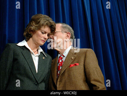 Senator Ted Stevens (R-AK) ins Ohr flüstert seinem Gefährten Alaskan Senator, Sen. Lisa Murkowski, während einer Pressekonferenz auf der Grenzsicherung auf dem Capitol Hill in Washington am 19. Dezember 2005. (UPI Foto/Kevin Dietsch) Stockfoto