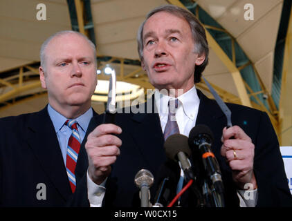 Kongressabgeordnete Edward Markey (D-MA) (R) spricht bei einer Pressekonferenz forderte die Transportation Security Administration (TSA) Schere, um Flugzeuge zu halten, am nationalen Flughafen Ronald Reagan in Arlington, VA am Dezember, 20 2005. Die TSA sagten, sie würden ab Donnerstag Passagiere erlaubt werden würde, auf die Schere, um weniger als 4 Zoll tragen lange. Rep. Mackey wurde durch die Kongreßabgeordneten Joseph Crowly (D-NY) (UPI Foto/Kevin Dietsch) Stockfoto