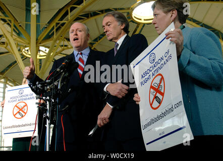 Kongressabgeordnete Joseph Crowly (D-NY) (R) spricht bei einer Pressekonferenz forderte die Transportation Security Administration (TSA) Schere, um Flugzeuge zu halten, am nationalen Flughafen Ronald Reagan in Arlington, VA am Dezember, 20 2005. Die TSA sagte ab Donnerstag Passagiere erlaubt werden würde, auf die Schraube auf Treiber und Schere weniger als 4 Zoll lang zu tragen. Rep. Joseph Crowly wurde von Kongressabgeordneten Edward Markey (D-MA) (D-NY) und Präsident der Vereinigung der Flight Attendants Pat Freund verbunden. (UPI Foto/Kevin Dietsch) Stockfoto