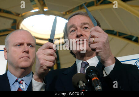 Kongressabgeordnete Edward Markey (D-MA) (R) spricht bei einer Pressekonferenz forderte die Transportation Security Administration (TSA) Schere, um Flugzeuge zu halten, am nationalen Flughafen Ronald Reagan in Arlington, VA am Dezember, 20 2005. Die TSA sagten, sie würden ab Donnerstag Passagiere erlaubt werden würde, auf die Schere, um weniger als 4 Zoll tragen lange. Rep. Mackey wurde durch die Kongreßabgeordneten Joseph Crowly (D-NY) (UPI Foto/Kevin Dietsch) Stockfoto