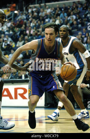 Steve Phoenix Suns' Nash Drives zum Korb gegen Washington Wizards' im ersten Quartal bei MCI Center in Washington, DC am 28. Dezember 2005. (UPI Foto/Kevin Dietsch) Stockfoto