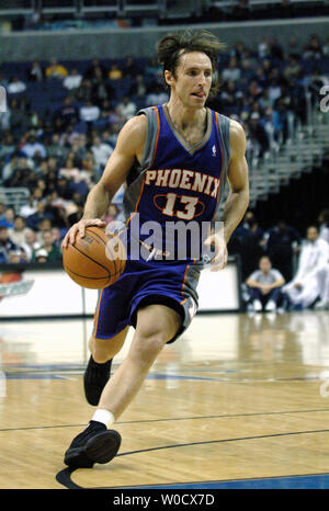 Steve Phoenix Suns' Nash Drives zum Korb gegen die Washington Wizards', im ersten Quartal bei MCI Center in Washington, DC am 28. Dezember 2005. (UPI Foto/Kevin Dietsch) Stockfoto