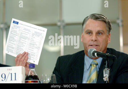 9/11 öffentliche Diskurs Projekt Mitglied tim Römer, bis der Abschlussbericht der Kommission für Nationale Sicherheit in Bezug auf Terrorismus, auf einer Pressekonferenz in Washington am 5. Dezember 2005. Die Kommission hat den schlechten Noten an die Regierung über die Bemühungen zur Verbesserung der nationalen Terrorismus Sicherheit. (UPI Foto/Kevin Dietsch) Stockfoto