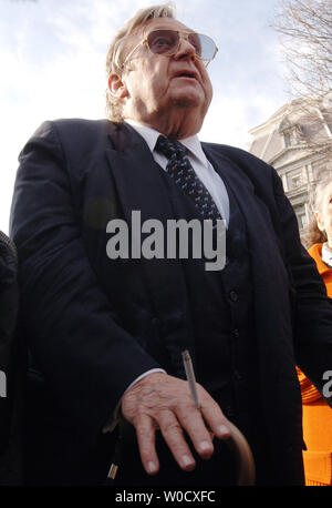 Der frühere Außenminister Lawrence Eagleburger (unter dem ehemaligen Präsidenten Bush) plaudert mit Reportern nach einem Treffen mit US-Präsident George W. Bush im Weißen Haus in Washington am 5. Januar 2006. Bush traf sich mit ehemaligen Staatssekretäre und Verteidigung der Krieg im Irak zu diskutieren. (UPI Foto/Roger L. Wollenberg) Stockfoto