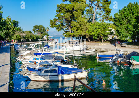 Yachten und Boote an der Anlegestelle in der Stadt Trogir, Kroatien. Stockfoto