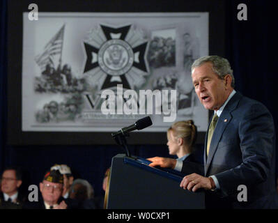 Us-Präsident George W. Bush spricht von einer Versammlung von Kriegsveteranen (VFW) über den Krieg gegen den Terrorismus am 10. Januar 2006, in Washington. Bush setzte seine Kampagne zur Information der Öffentlichkeit die Politik seiner Regierung zu erklären, die versuchen, Unterstützung für den Krieg gegen den Terror und den Krieg im Irak zu gewinnen. (UPI Foto/Roger L. Wollenberg) Stockfoto