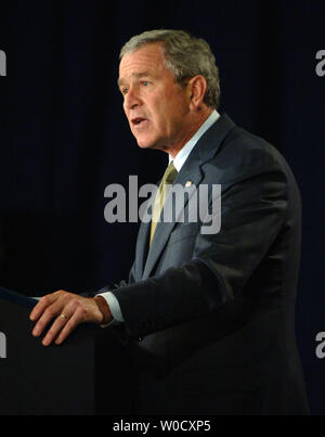 Us-Präsident George W. Bush spricht von einer Versammlung von Kriegsveteranen (VFW) über den Krieg gegen den Terrorismus am 10. Januar 2006, in Washington. Bush setzte seine Kampagne zur Information der Öffentlichkeit die Politik seiner Regierung zu erklären, die versuchen, Unterstützung für den Krieg gegen den Terror und den Krieg im Irak zu gewinnen. (UPI Foto/Roger L. Wollenberg) Stockfoto