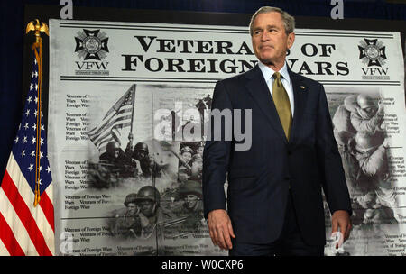 Us-Präsident George W. Bush spricht von einer Versammlung von Kriegsveteranen (VFW) über den Krieg gegen den Terrorismus am 10. Januar 2006, in Washington. Bush setzte seine Kampagne zur Information der Öffentlichkeit die Politik seiner Regierung zu erklären, die versuchen, Unterstützung für den Krieg gegen den Terror und den Krieg im Irak zu gewinnen. (UPI Foto/Roger L. Wollenberg) Stockfoto