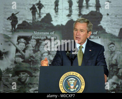 Us-Präsident George W. Bush spricht von einer Versammlung von Kriegsveteranen (VFW) über den Krieg gegen den Terrorismus am 10. Januar 2006, in Washington. Bush setzte seine Kampagne zur Information der Öffentlichkeit die Politik seiner Regierung zu erklären, die versuchen, Unterstützung für den Krieg gegen den Terror und den Krieg im Irak zu gewinnen. (UPI Foto/Roger L. Wollenberg) Stockfoto