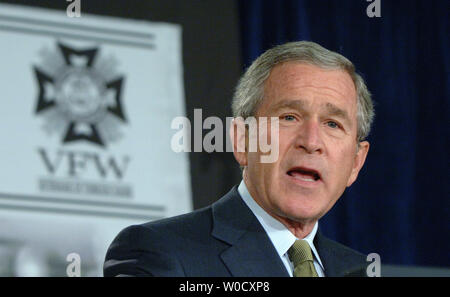 Us-Präsident George W. Bush spricht von einer Versammlung von Kriegsveteranen (VFW) über den Krieg gegen den Terrorismus am 10. Januar 2006, in Washington. Bush setzte seine Kampagne zur Information der Öffentlichkeit die Politik seiner Regierung zu erklären, die versuchen, Unterstützung für den Krieg gegen den Terror und den Krieg im Irak zu gewinnen. (UPI Foto/Roger L. Wollenberg) Stockfoto