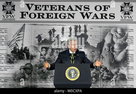 Us-Präsident George W. Bush spricht von einer Versammlung von Kriegsveteranen (VFW) über den Krieg gegen den Terrorismus am 10. Januar 2006, in Washington. Bush setzte seine Kampagne zur Information der Öffentlichkeit die Politik seiner Regierung zu erklären, die versuchen, Unterstützung für den Krieg gegen den Terror und den Krieg im Irak zu gewinnen. (UPI Foto/Roger L. Wollenberg) Stockfoto