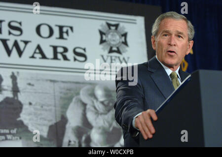 Us-Präsident George W. Bush spricht von einer Versammlung von Kriegsveteranen (VFW) über den Krieg gegen den Terrorismus am 10. Januar 2006, in Washington. Bush setzte seine Kampagne zur Information der Öffentlichkeit die Politik seiner Regierung zu erklären, die versuchen, Unterstützung für den Krieg gegen den Terror und den Krieg im Irak zu gewinnen. (UPI Foto/Roger L. Wollenberg) Stockfoto