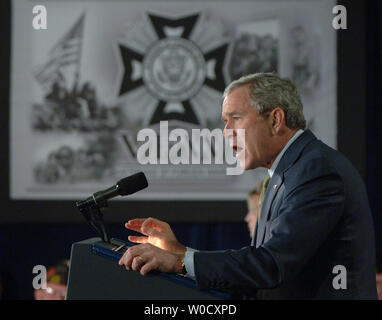 Us-Präsident George W. Bush spricht von einer Versammlung von Kriegsveteranen (VFW) über den Krieg gegen den Terrorismus am 10. Januar 2006, in Washington. Bush setzte seine Kampagne zur Information der Öffentlichkeit die Politik seiner Regierung zu erklären, die versuchen, Unterstützung für den Krieg gegen den Terror und den Krieg im Irak zu gewinnen. (UPI Foto/Roger L. Wollenberg) Stockfoto