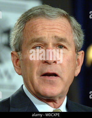 Us-Präsident George W. Bush spricht von einer Versammlung von Kriegsveteranen (VFW) über den Krieg gegen den Terrorismus am 10. Januar 2006, in Washington. Bush setzte seine Kampagne zur Information der Öffentlichkeit die Politik seiner Regierung zu erklären, die versuchen, Unterstützung für den Krieg gegen den Terror und den Krieg im Irak zu gewinnen. (UPI Foto/Roger L. Wollenberg) Stockfoto