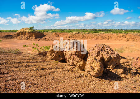 Ein Blick auf die sertao Landschaft: Ein abgebrochener Steinbruch in Oeiras, Piaui (im Nordosten Brasiliens) Stockfoto