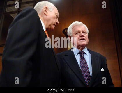 Senator Orrin Hatch (R-UT) (L) im Gespräch mit Senator Edward Kennedy (D-MA) vor dem Schiedsausschuss Abstimmung über die Nominierung von Samuel Alito zum Recht des Obersten Gerichts, in Washington am 24. Januar 2006. (UPI Foto/Kevin Dietsch) Stockfoto