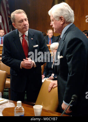 Vorsitzender des Senat-rechtsausschusse Senator Arlen Specter (R-PA) (L) im Gespräch mit Senator Edward Kennedy (D-MA), bevor der Ausschuss voteon die Nominierung von Samuel Alito zum Recht des Obersten Gerichts, in Washington am 24. Januar 2006. (UPI Foto/Kevin Dietsch) Stockfoto