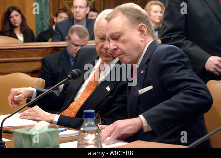 Vorsitzender des Senat-rechtsausschusse Senator Arlen Specter (R-PA) (R) im Gespräch mit Senator Orrin Hatch (D-UT), bevor der Ausschuss voteon die Nominierung von Samuel Alito zum Recht des Obersten Gerichts, in Washington am 24. Januar 2006. (UPI Foto/Kevin Dietsch) Stockfoto