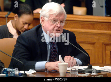 Senator Edward Kennedy (D-MA) Der Senat-rechtsausschusse gibt seine Eröffnung vor der Abstimmung über die Nominierung von Samuel Alito zum Recht des Obersten Gerichts, in Washington am 24. Januar 2006. (UPI Foto/Kevin Dietsch) Stockfoto