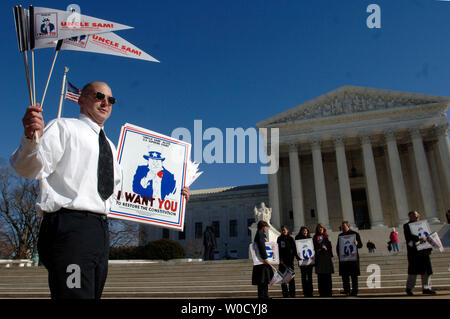 Tom Davis der Gruppe öffentlicher Fürsprecher der Vereinigten Staaten hält pro-Alito Zeichen vor dem Obersten Gericht in Washington am 26. Januar 2006. (UPI Foto/Kevin Dietsch) Stockfoto