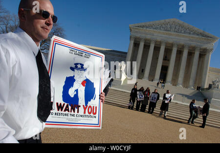 Tom Davis der Gruppe öffentlicher Fürsprecher der Vereinigten Staaten hält eine pro-Alito Zeichen vor dem Obersten Gericht in Washington am 26. Januar 2006. (UPI Foto/Kevin Dietsch) Stockfoto