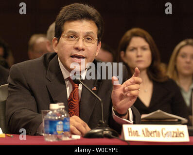 US Attorney General Alberto Gonzales bezeugt vor dem Senat-rechtsausschusse, Montag, 6. Februar 2006 auf dem Capitol Hill. Gonzales, der vor scharfen Fragen von demokratischen Mitglieder, bezeugt auf 'Kriegszeiten Exekutive und der National Security Agency Überwachungsbehörde' in Bezug auf Präsident Bushs Genehmigung für inländische Abhörmaßnahmen gegen Al Kaida Kommunikation zu ermöglichen. (UPI Foto/Mike Theiler) Stockfoto