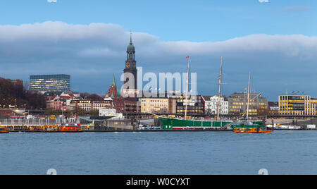 Panoramablick auf die Skyline von Hamburg mit modernen und alten Gebäuden auf Elbe Küste am Abend Stockfoto