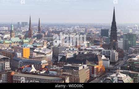 Hamburger Stadtbild, Deutschland. Luftbild mit modernen und alten Gebäuden am Tag Stockfoto