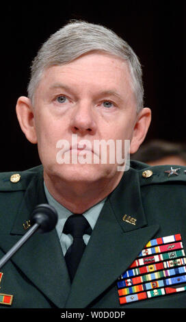 Armee Generalleutnant Michael Maples bezeugt vor einem Senat Armed Services Committee Hearing über die weltweiten Bedrohungen der nationalen Sicherheit der USA, in Washington am 28. Februar 2006. (UPI Foto/Kevin Dietsch) Stockfoto