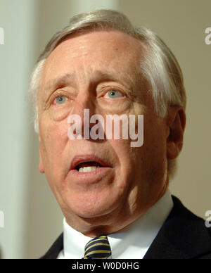 Haus demokratischen Peitsche Rep Steny Hoyer, D-M.D., spricht während einer Pressekonferenz in dem Haus Demokraten besorgt über die Sicherheit von amerikanischen Häfen und Wasserstraßen auf dem Capitol Hill in Washington am 1. März 2006 zum Ausdruck gebracht. Haus Demokraten sagen, Sie haben uns viele Vorschläge zur Erhöhung der Sicherheit, die durch die republikanische Mehrheit im Kongress zurückgewiesen wurden. (UPI Foto/Roger L. Wollenberg) Stockfoto