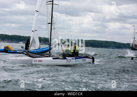 Kiel, Deutschland. 27 Juni, 2019. Paul Kohloff (r) und Alica Stuhlemmer aus Deutschland sind auf Kurs, während eines Rennens in der nacra-17-Mix Klasse während der Kieler Woche auf dem Fjord aus Schilksee. Die Kieler Woche ist das größte Segelveranstaltung der Welt. Fast 500 Athleten wird ab 26.6. auf 325 Boote aus 48 Nationen an den Olympischen Klassen an der Kieler Woche. Credit: Frank Molter/dpa/Alamy leben Nachrichten Stockfoto