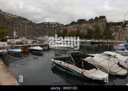 Der Hafen Puerto Deportivo Marina del Este direkt vor almuncar in La Herradura, Granada, Spanien Stockfoto