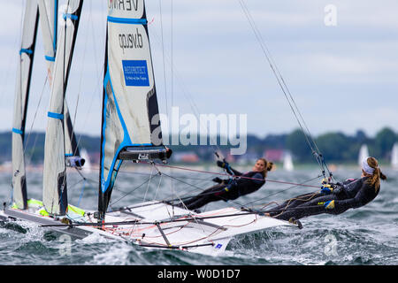 Kiel, Deutschland. 27 Juni, 2019. Viktoria Jurczok/Anika Lorenz Tina Lutz (l) in den 49 erFX Klasse bei einem Rennen während der Kieler Woche auf dem Fjord aus Schilksee auf Kurs. Die Kieler Woche ist das größte Segelveranstaltung der Welt. Fast 500 Athleten wird ab 26.6. auf 325 Boote aus 48 Nationen an den Olympischen Klassen an der Kieler Woche. Credit: Frank Molter/dpa/Alamy leben Nachrichten Stockfoto